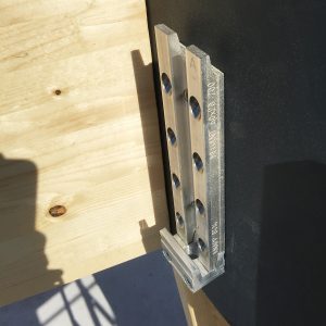 Holz-Metallanschluss