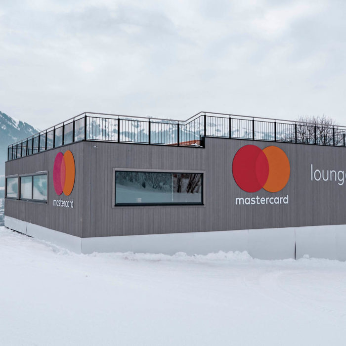 Trybuna eventowa Mastercard z lożą dla VIPów wewnątrz w Kitzbühel (Austria)